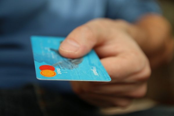 karta debetowa - karta kredytowa
